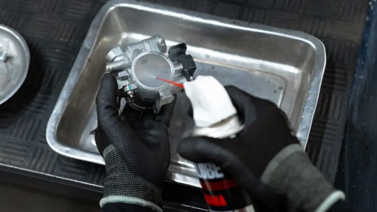 Ilustrasi: Teknisi sedang melakukan pembersihan Throttle body. (ANTARA/HO-Yamaha Indonesia)