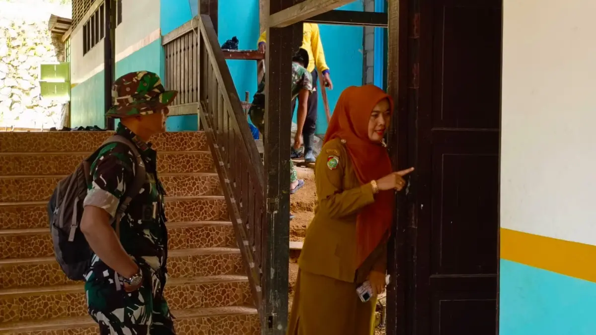 Kepala Sekolah SMPN 2 Toho dan Pasiter saat memantau fasilitas MCK