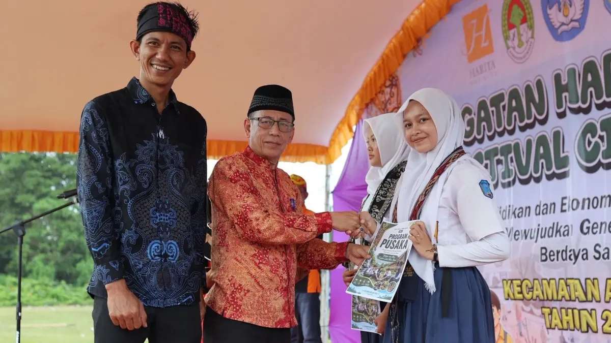 Ketua PGRI Air Upas, Prima Hadi, dan Ketua DAD Air Upas, Raimandus Herman, dengan penyerahan modul kepada siswa-siswi SMPN 1 Air Upas. (ISTIMEWA)