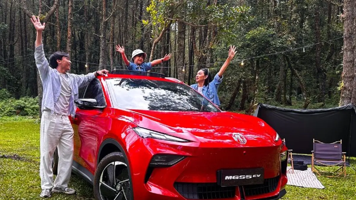 Model keluarga berpose dengan mobil MG S5 EV di kawasan Lembang, Kabupaten Bandung, Selasa (5/5). (ANTARA/Pamela Sakina)