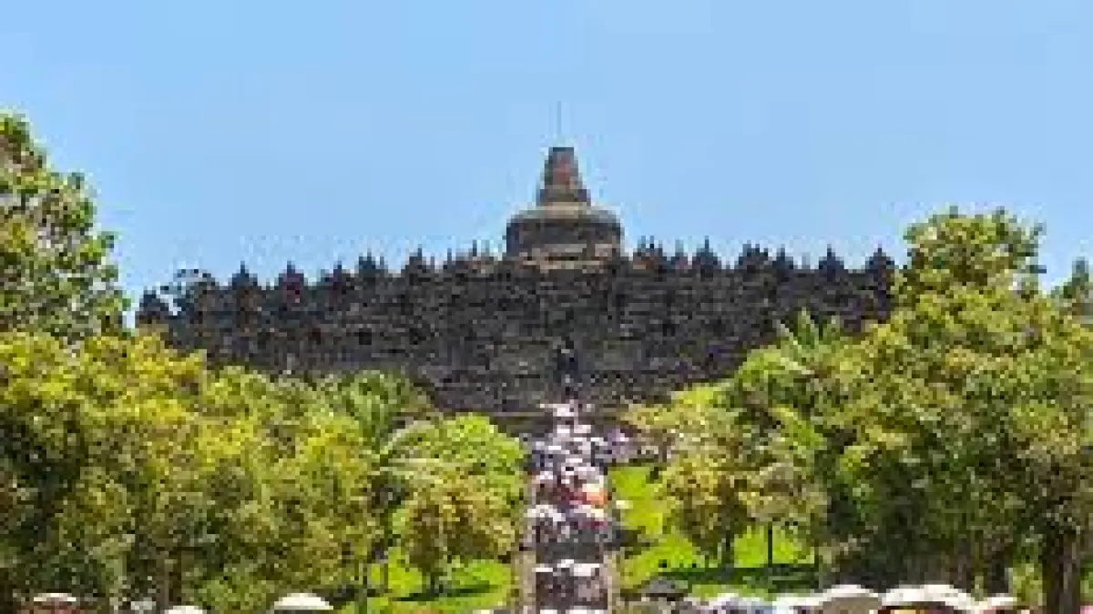 Para wisatawan berkunjung ke Candi Borobudur (DOK JAWA POS)   