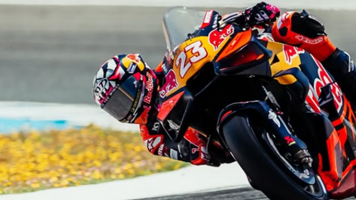 Pembalap Tech3 MotoGP di tengah isu perpindahan pabrikan musim 2027.(INSTAGRAM/@tech3racing)&nbsp;