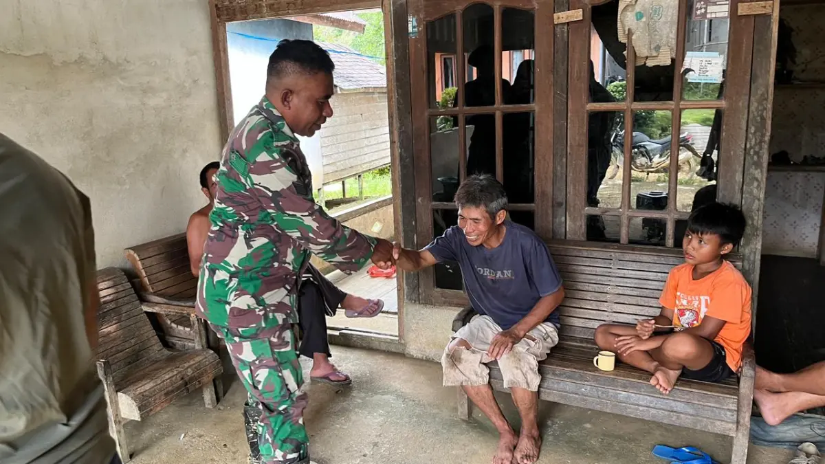 Personel Satgas TMMD Ke-128 Kodim 1204/Sanggau melaksanakan kegiatan silaturahmi di rumah warga. (ISTIMEWA)