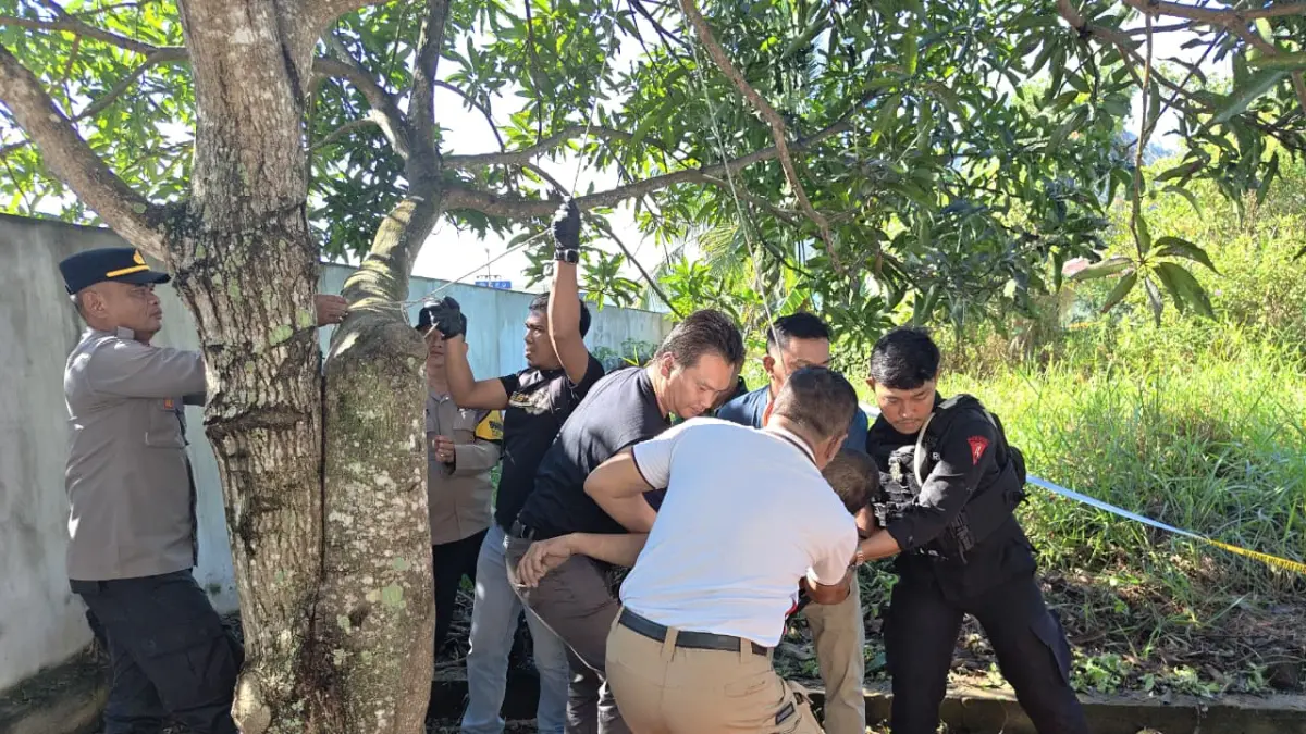 Petugas kepolisian melakukan olah TKP di lokasi penemuan seorang pria yang meninggal dunia di kawasan Gang Padi, Kelurahan Pasiran, Singkawang Barat, Rabu (6/5/2026) pagi. Korban diduga terjerat masalah utang. (Foto: Humas Polres Singkawang)