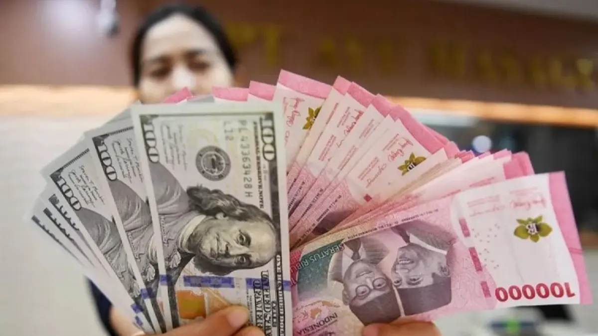 Petugas menghitung mata uang Rupiah dan Dolar AS di Ayu Masagung Money Changer, Jakarta. (ANTARA FOTO/Akbar Nugroho Gumay/aww/am)