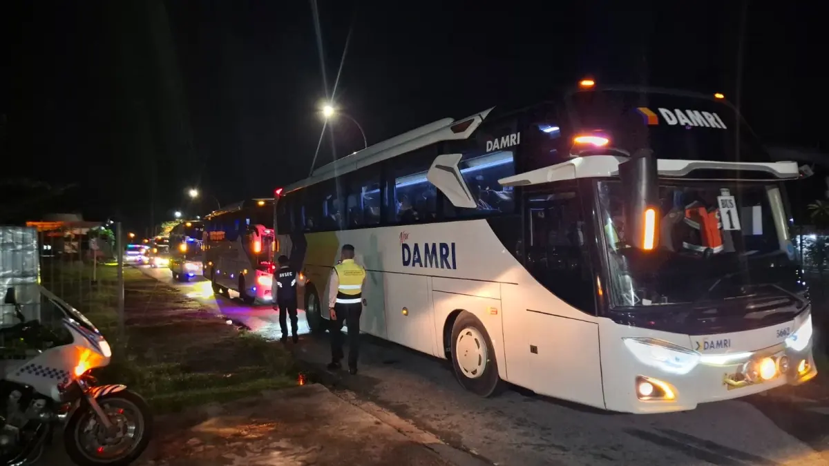 Proses pemeriksaan bus jemaah calon haji dilakukan tim Avsec Bandara Internasional Supadio guna memastikan keamanan dan kelancaran keberangkatan, Selasa (5/5). Insert, General Manager Bandara Internasional Supadio, Maya Damayanti. (ISTIMEWA)