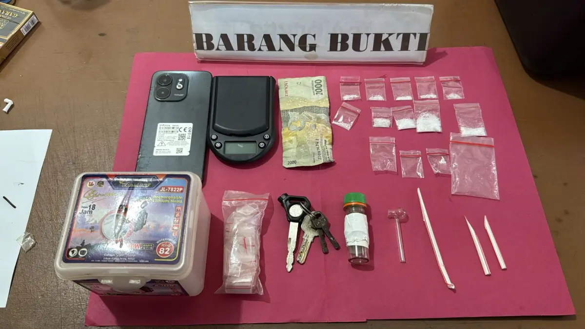 Sederet barang bukti penangkapan seorang pengedar narkotika jenis sabu di Kecamatan Menyuke Kabupaten Landak pada Sabtu (2/5). (POLRES LANDAK)