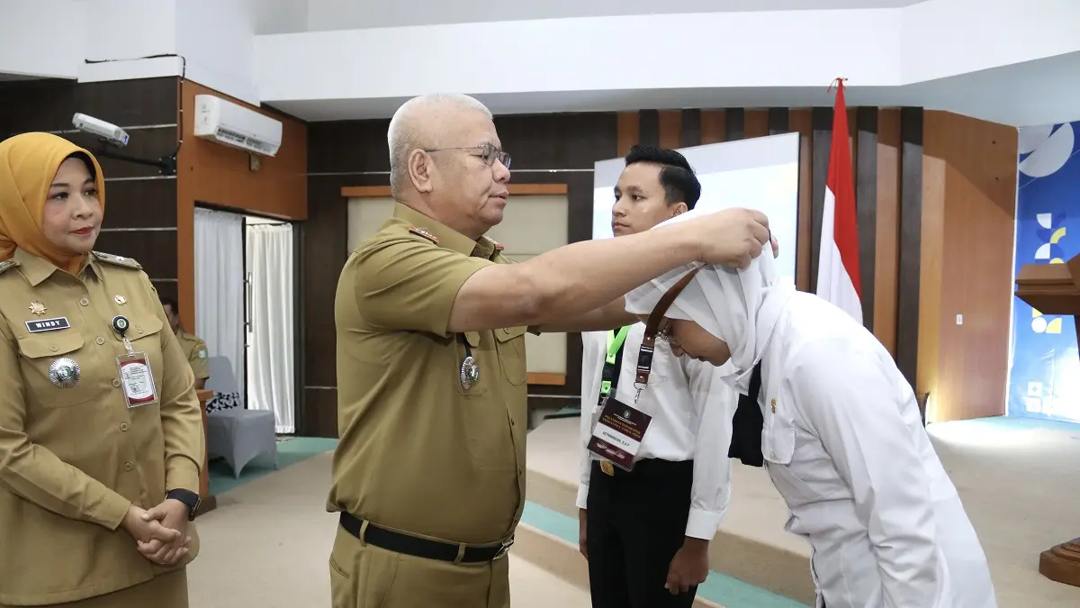 Sekda Kalbar Harisson menyematkan tanda pengenal kepada CPNS yang mengikuti Latsar (Adpim Pemprov Kalbar)