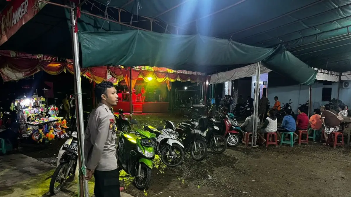 Suasana hiburan karaoke dalam rangka perayaan ulang tahun kelenteng Kim Kong Phu Sat di Jalan Sanggau Kulor, Kelurahan Pajintan, Singkawang Timur, Senin (4/5) malam.