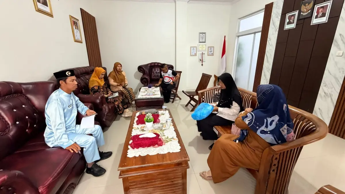 Tim Dinas Pendidikan Kayong Utara ketika meminta keterangan Kepsek dan Bendahar TK Pembina Sukadana. (ISTIMEWA)