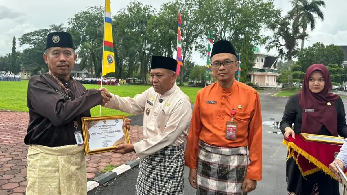 Wabup Juli Suryadi menyerahkan penghargaan dalam momentum peringatan Hardiknas 2026.