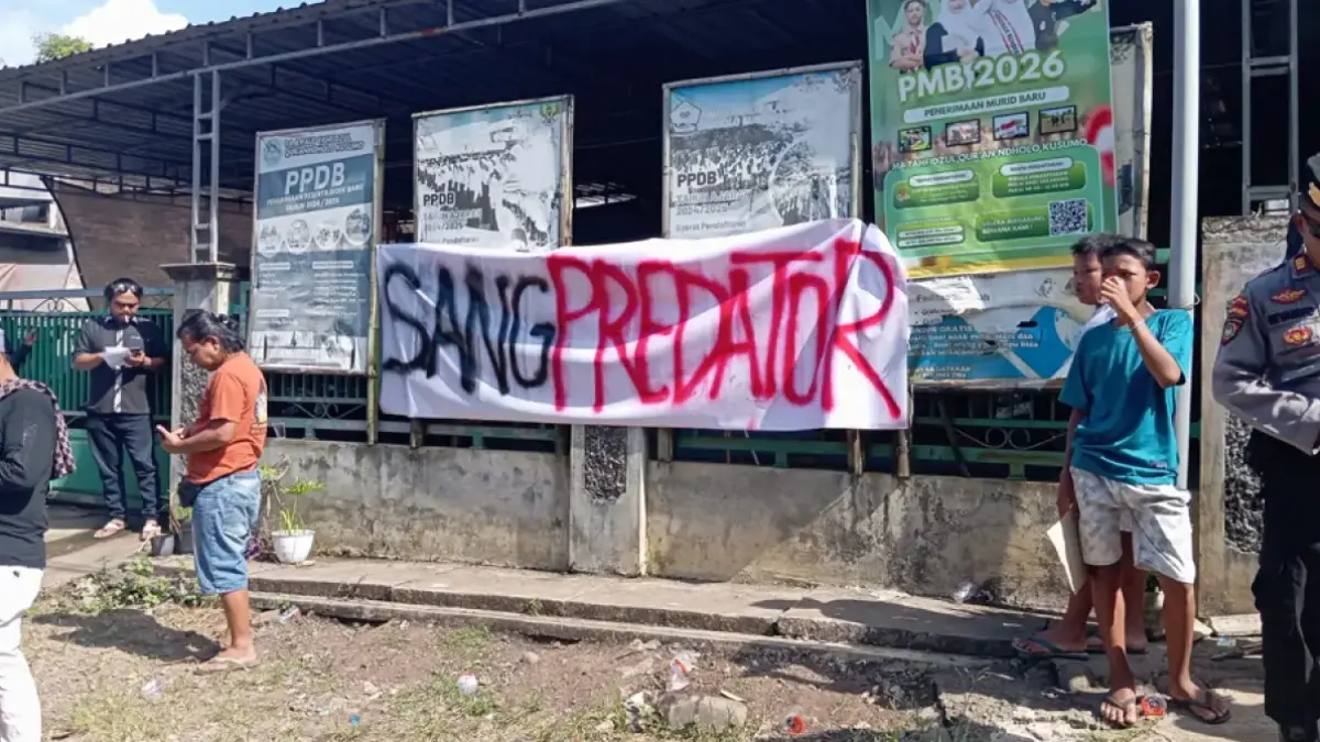 Warga berdemo dengan memasang tulisan “Sang Predator” yang mengarah pada oknum pengasuh Ponpes Ndholo Kusumo, Desa Tlogosari, Tlogowungu, Pati, berinisial AS. (ACHMAD ULIL ALBAB/RADAR KUDUS)