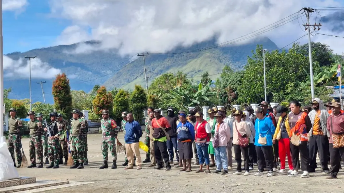Warga bersama aparat TNI dan pemerintah daerah bersiap memulai aksi bersih-bersih lingkungan dalam program Dogiyai Bersih.