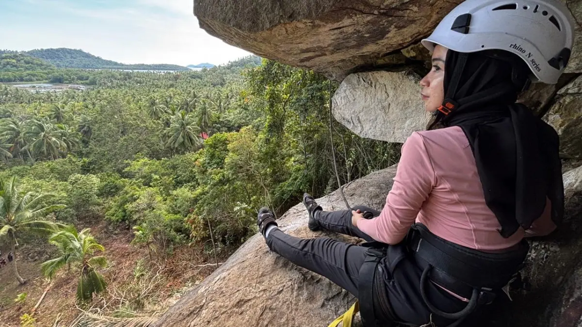 Wisatawan menjajal rock climbing dan rappelling di Tebing Bunga, Pantai Gosong, Kecamatan Sungai Raya Kepulauan. (ISTIMEWA)