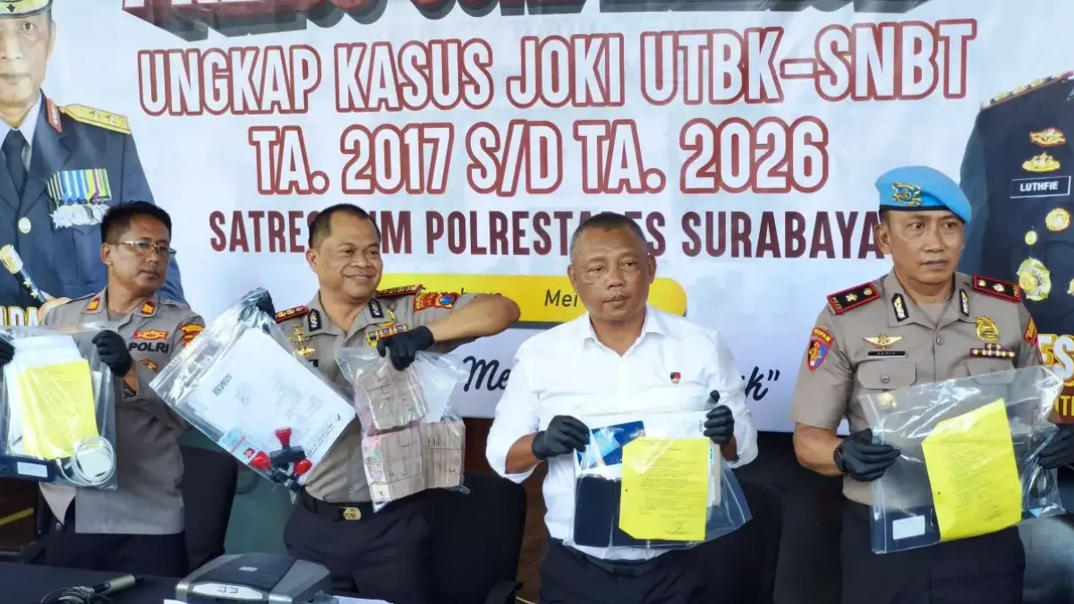 Kapolrestabes Surabaya Kombes Pol Luthfie Sulistiawan (kedua kiri) bersama jajaran menunjukkan barang bukti yang disita dari tersangka sindikat joki UTBK saat konferensi pers di Polrestabes Surabaya, Jawa Timur, Kamis (7/5/2026). ANTARA/Naufal Ammar Imaduddin