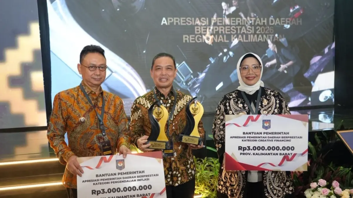 Bupati Mempawah, Erlina (kanan), menerima penghargaan pada momen Apresiasi Kinerja Pemerintah Daerah Berprestasi 2026 Regional Kalimantan. (ISTIMEWA)