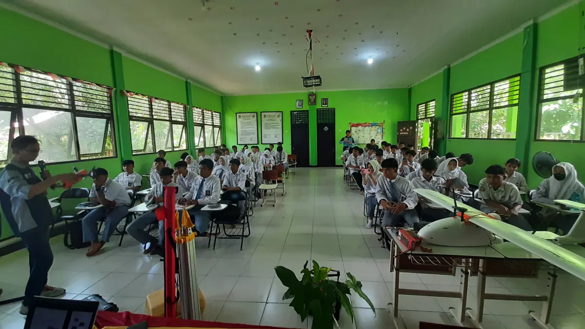 HPI Palm Oil Unit menjadi narasumber sosialisasi juru ukur menggunakan theodolite dan drone mapping di SMKN 8 Pontianak pada Kamis (7/5). (ISTIMEWA)