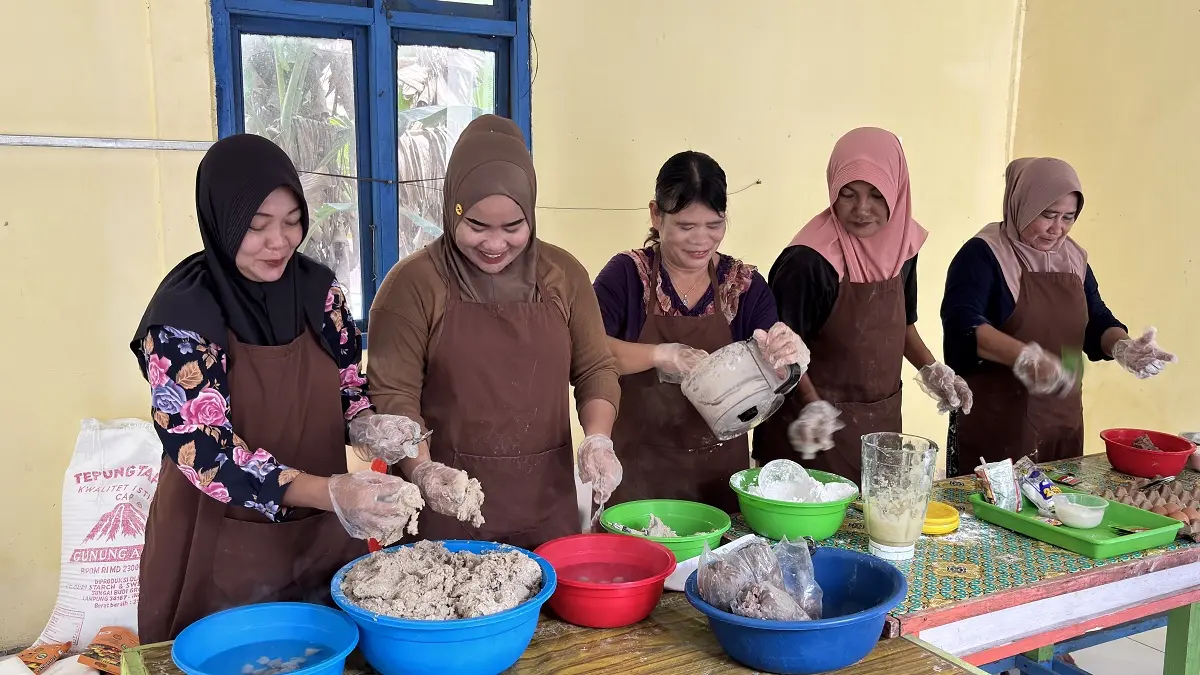 Ibu-ibu Desa Pelapis, Kepulauan Karimata, Kabupaten Kayong Utara, membuat bakso menggunakan ikan hasil tangkapan nelayan sekitar. Program pengolahan hasil perikanan merupakan program CSR PT Dharma Inti Bersama yang bertujuan meningkatkan pendapatan rumah tangga di Desa Pelapis. (DIB FOR PONTIANAK POST)