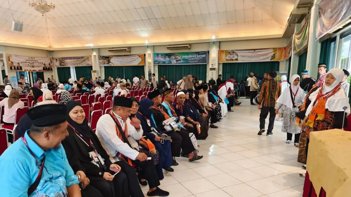 Jemaah haji Kubu Raya yang tergabung dalam Kloter 15 tiba di Asrama Haji Embarkasi Batam, Rabu (6/5/2026). (ISTIMEWA)