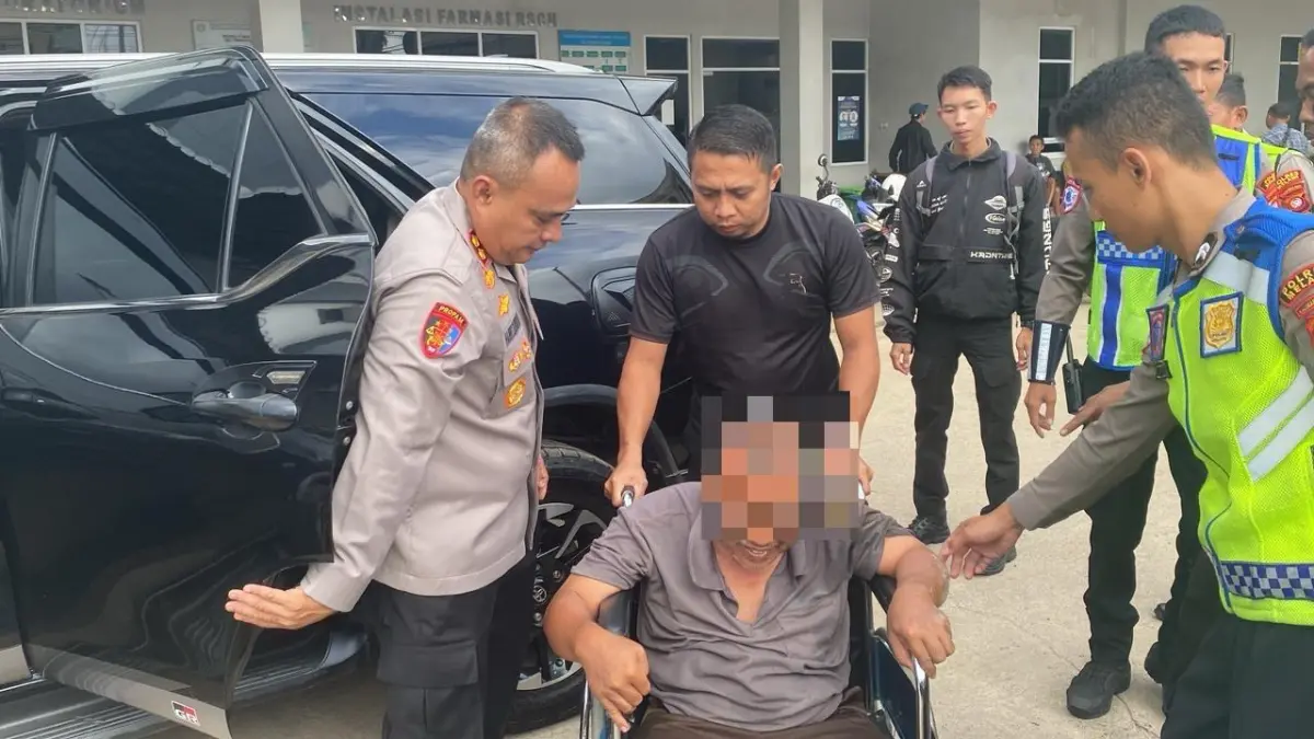 Kapolres Melawi, AKBP Harris Batara Simbolon Saat Membawa Warga ke Rumah Sakit guna mendapatkan penanganan medis dan pertolongan pertama. Kamis (7/5).