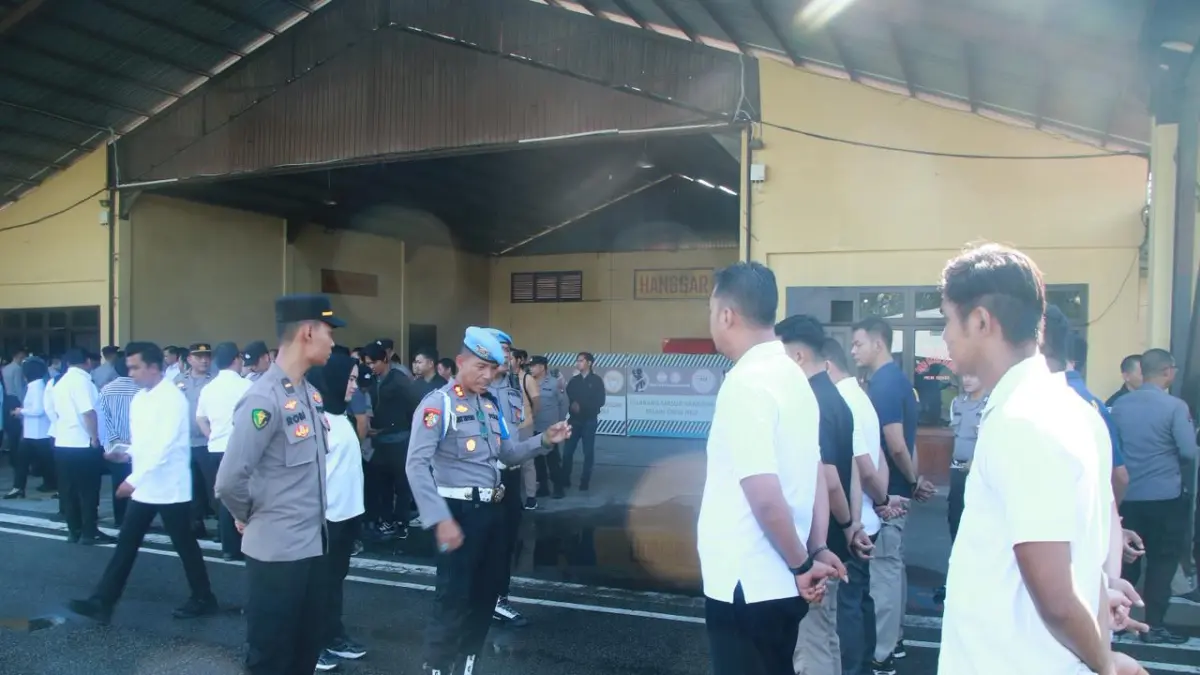 Kasubbid Provos Polda Kalbar, AKBP Bibit Triono memeriksa personel dalam memastikan kesiapan operasi kepolisian, Rabu (6/5). (ISTIMEWA)