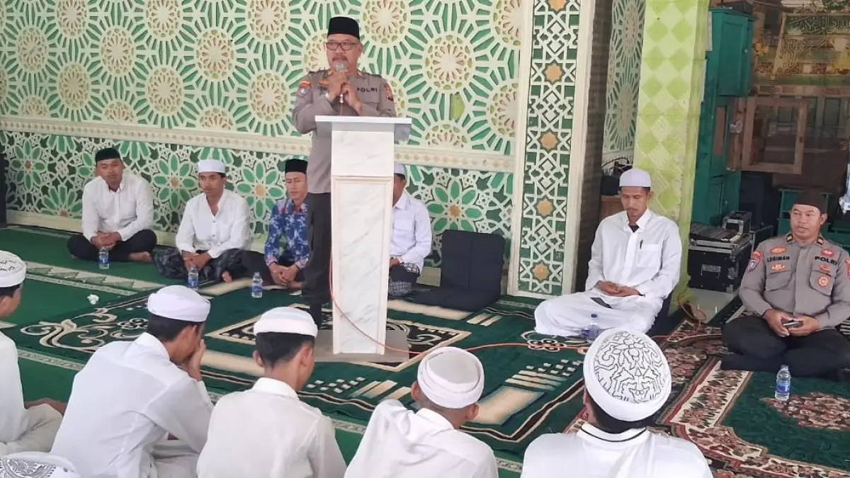Kepolisian Resor (Polres) Kubu Raya melalui Satuan Binmas menggelar kegiatan bertajuk “Polri Go to Pesantren” di Pondok Pesantren Al-Habib Sholeh Bin Alwi Al-Haddad, Parit Masigi, Desa Ambawang. (ISTIMEWA)