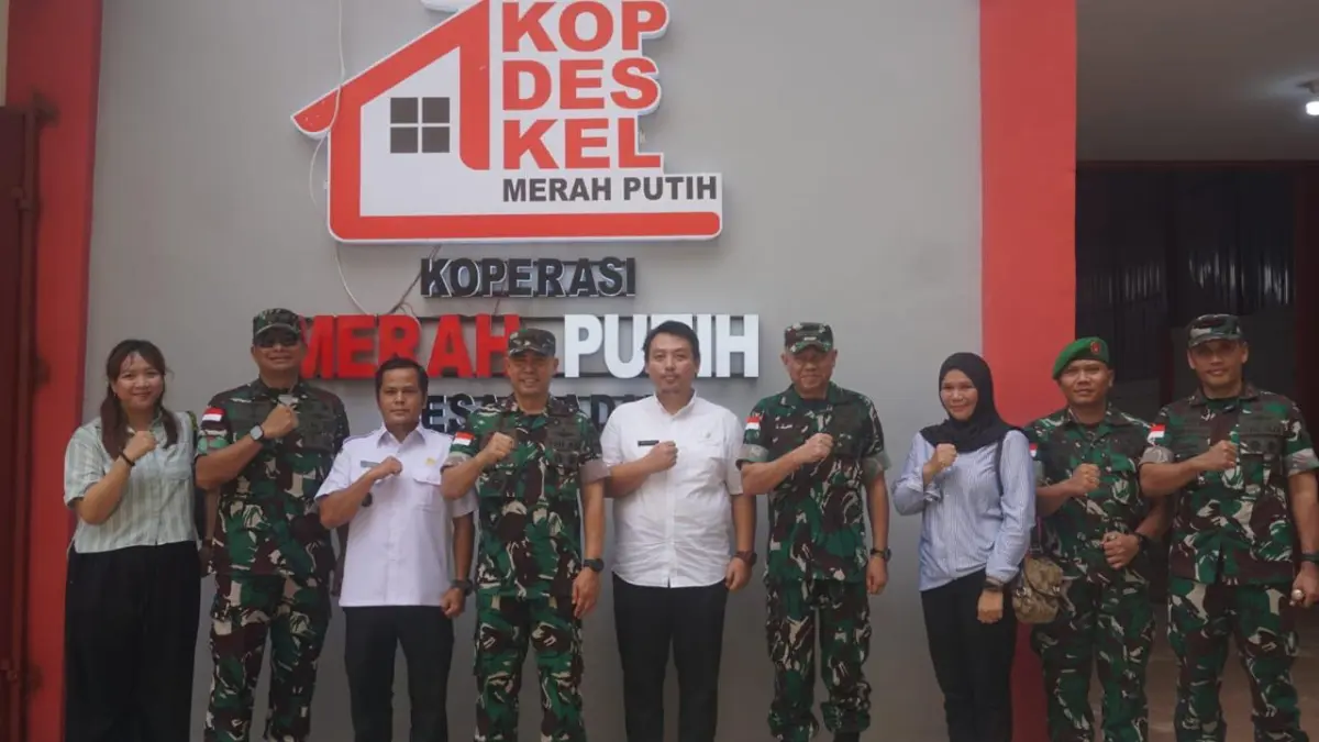 Komandan Kodim (Dandim) 1206/Putussibau mendampingi Panglima Kodam XII/Tanjungpura saat mengunjungi KDKMP di Badau. (KODIM PUTUSSIBAU)