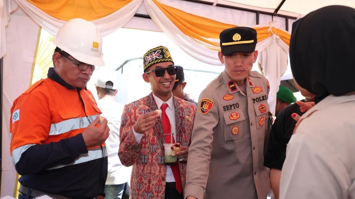 Manajemen PT. CMI dan pihak Kecamatan Air Upas mencicipi jajanan UMKM pada Festival Cita Rasa beberapa waktu lalu. (ISTIMEWA)