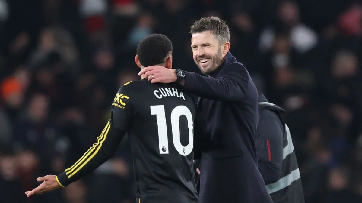 Pelatih Manchester United Michael Carrick bersama Matheus Cunha merayakan kemenangan atas Arsenal di Liga Primer Inggris 2025/26. (Manchester Evening News)