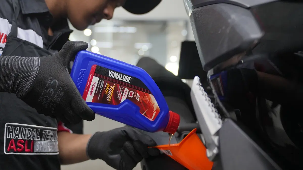 Penggantian oli motor saat Servis di Bengkel Resmi Yamaha