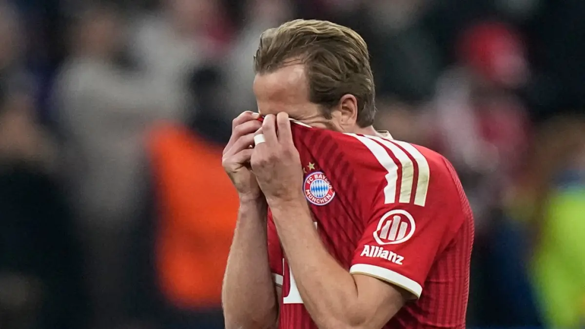 Penyerang Bayern Munich  Harry Kane menunjukkan ekspresi kecewa setelah timnya gagal lolos ke dinal Piala Champions. (sky sports)