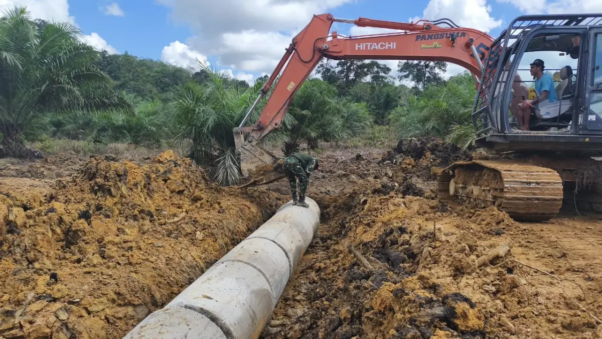 Personel Satgas TMMD memasang gorong-gorong di sejumlah titik di wilayah sasaran pada Kamis (7/5). (KODIM SANGGAU)