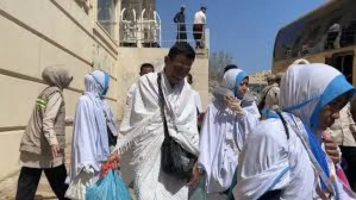 Sejumlah jemaah haji turun dari bus saat tiba di Mekkah 