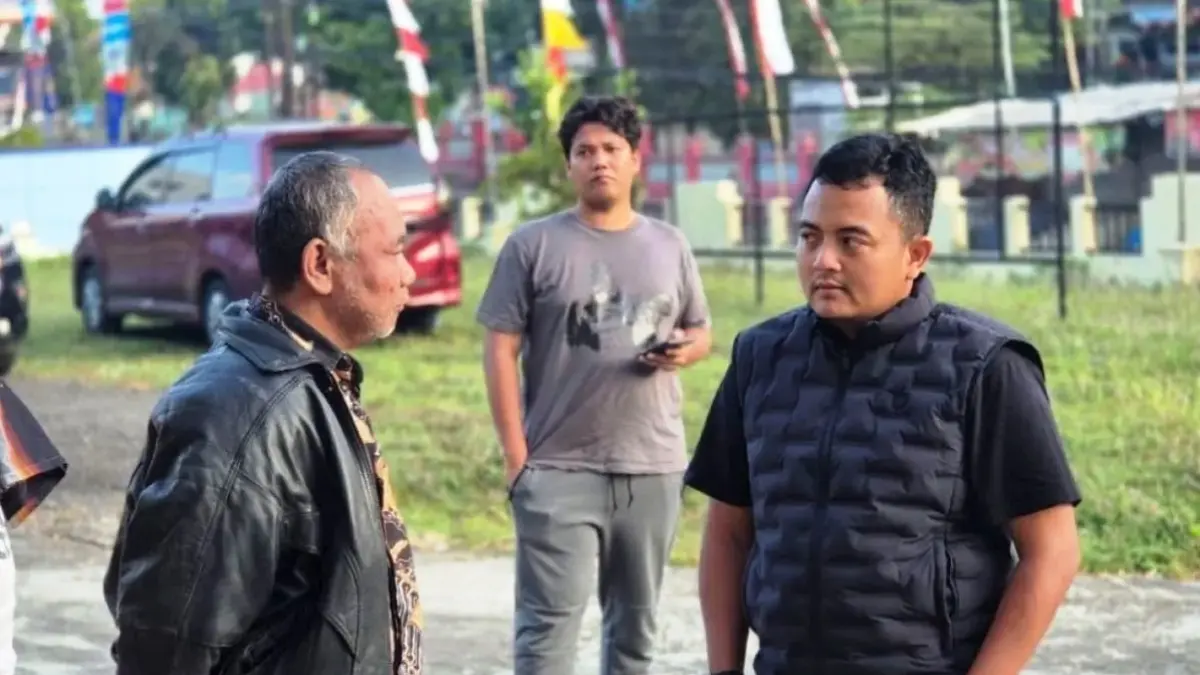 TERSANGKA: Kasat Reskrim Polresta Pati (rompi hitam) Kompol Dika Hadiyan Widya Wiratama berbincang dengan tersangka pencabulan Ashari yang ditangkap di tempat pelariannya di Kabupaten Wonogiri, Kamis (6/5/2026). &nbsp;//// ANTARA/HO-Polresta Pati