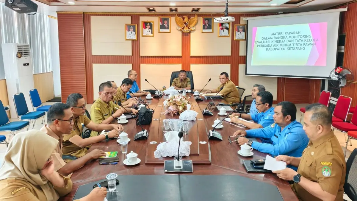 Wabup Ketapang, Jamhuri Amir, memimpim rapat evaluasi Perumda Air Minum Tirta Pawan, Selasa (5/5). (ISTIMEWA)