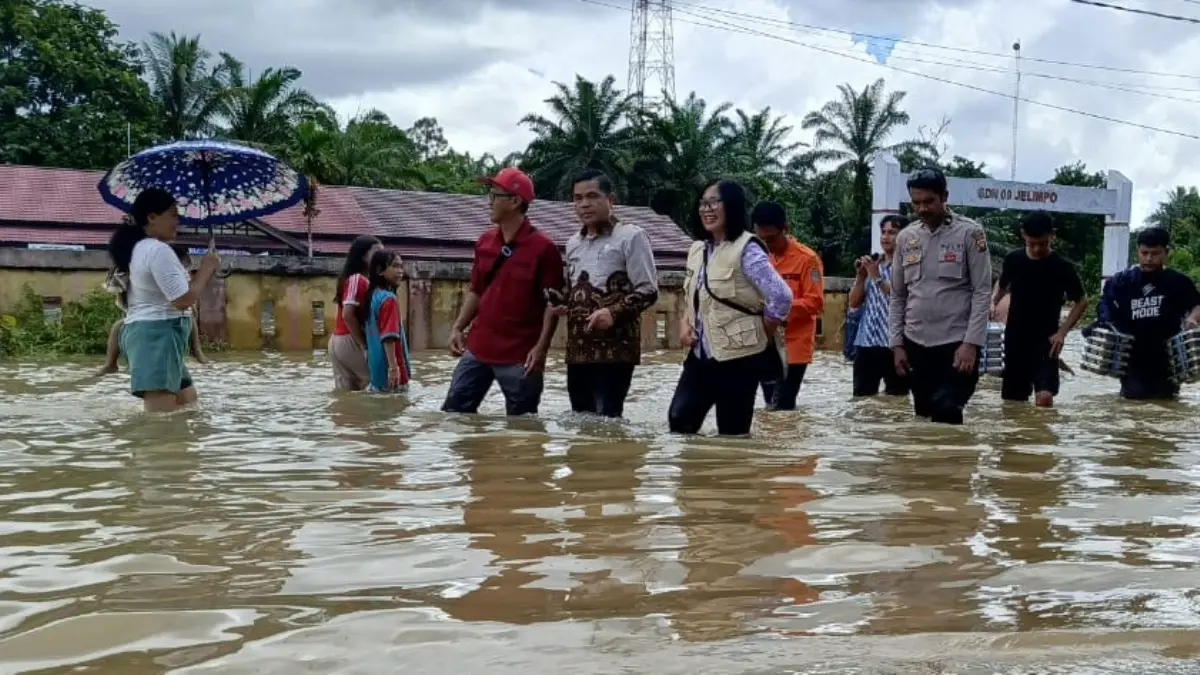Wabup Landak Erani bersama Kapolsek Ngabang memantau lokasi banjir di Jelimpo pada Kamis (7/5). (ISTIMEWA)