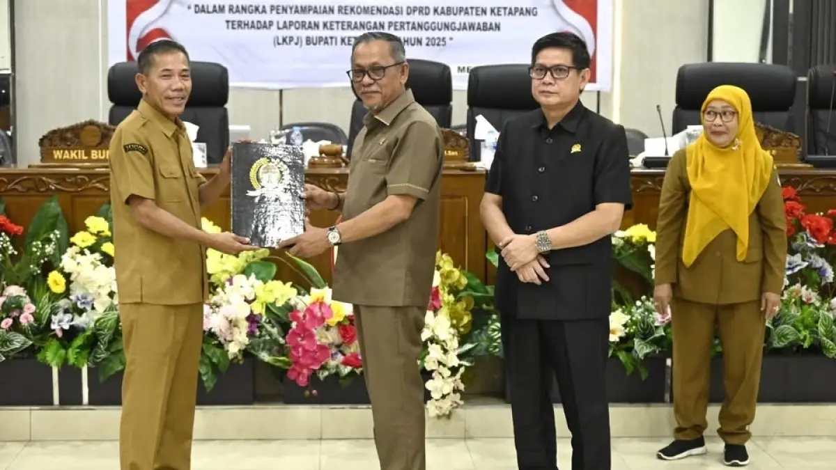 Wakil Ketua DPRD Ketapang, Mathoji, menyerahak rekomendasi kepada Wabup Ketapang, Jamhuri Amir, Selasa (5/5). (ISTIMEWA)
