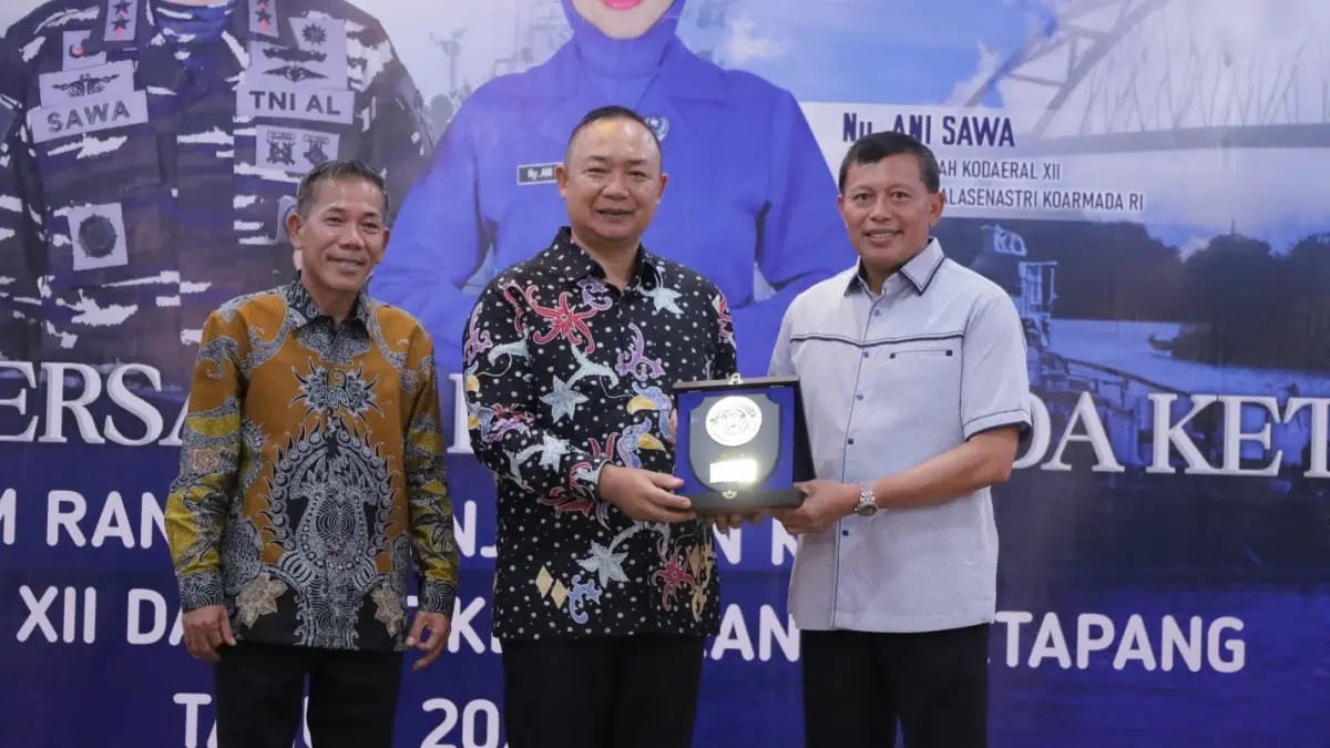 Bupati dan Wabup Ketapang, menyerahkan cinderamata kepada Dankodaeral XII, Laksamana Muda TNI Sawa, Rabu (6/5). (ISTIMEWA)