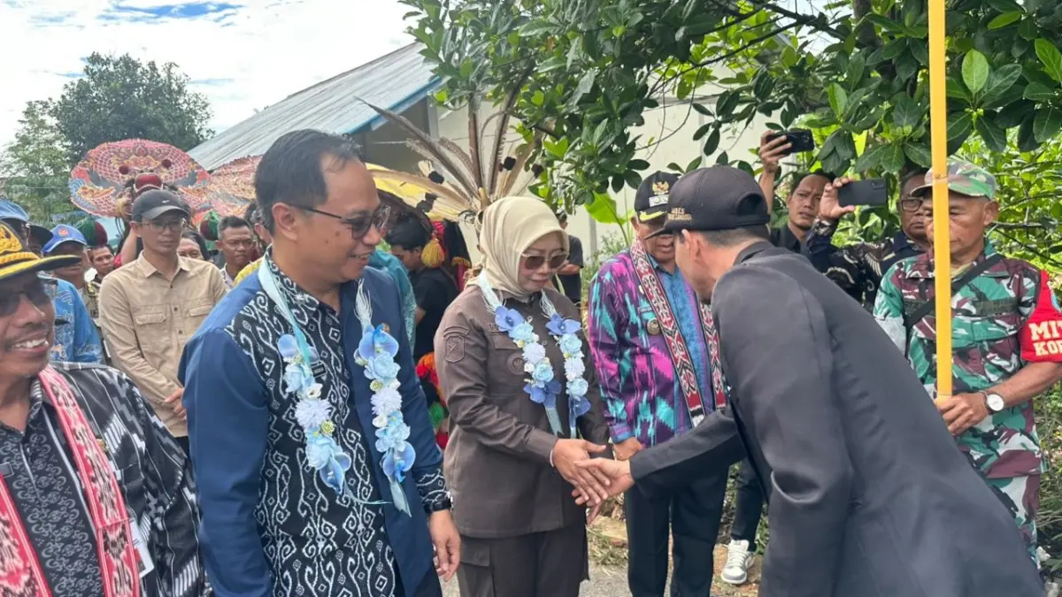 Bupati dan Wakil Bupati Mempawah beserta tamu undangan disambut saat pembukaan kegiatan Gema Membangun Desa (GMD) Tahun 2026 di Desa Sambora, Kecamatan Toho