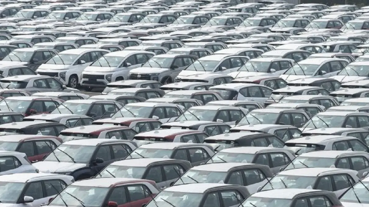 Ilustrasi - Deretan unit mobil terparkir di pabrik Hyundai Motor Manufacturing Indonesia (HMMI), Cikarang, Kabupaten Bekasi, Jawa Barat. (ANTARA FOTO/Indrianto Eko Suwarso/tom.)

