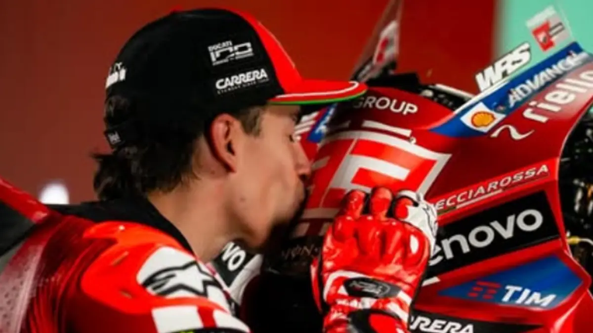 Marc Marquez memberi sinyal Ducati membawa komponen baru pada MotoGP Prancis di Le Mans. (INSTAGRAM/@marcmarquez93)