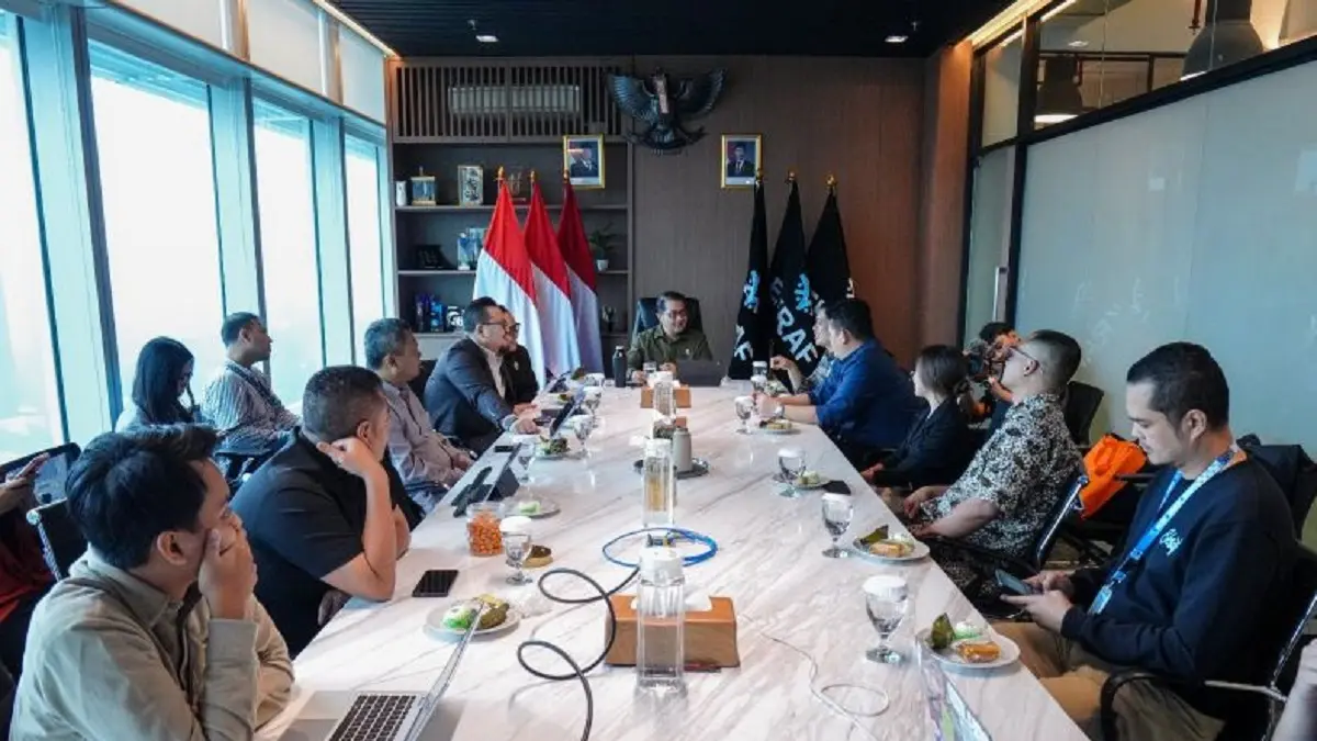 Menteri Ekonomi Kreatif Teuku Riefky Harsya menerima kunjungan pemilik kanal Rizky Riplay di Kantor Kementerian Ekonomi Kreatif, Jakarta, Kamis (7/5). (ANTARA/HO Kementerian Ekonomi Kreatif)
