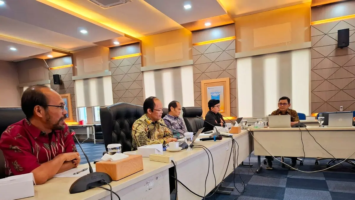 (Dari kiri – Kanan) : Rm Petrus Noegroho Agoeng (Sekretaris Eksekutif Komisi Komsos KWI), Hafidz Muksin (kepala Badan Bahasa), Ganjar Harimansyah (Sekretaris Badan Bahasa), Iwa Lukmana (Kepala Pusat Pemberdayaan Bahasa dan Sastra) dan Dony Setiawan (Kepala Bidang Kemitraan dan Diplomasi Bahasa, Pusat Pemberdayaan Bahasa dan Sastra) dalam pertemuan di Gedung Badan Bahasa, Jakarta  Kamis (07/05). (Putut/PWKI)