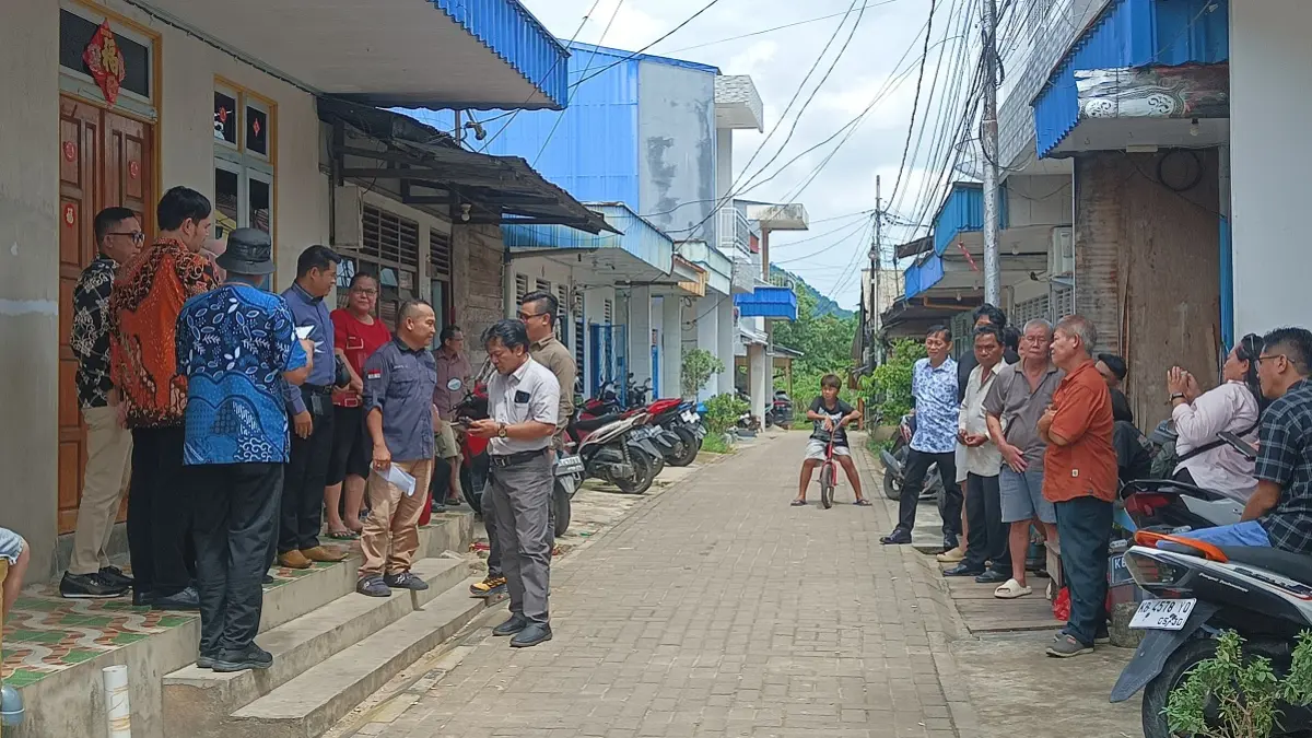 Pelaksanaan sidang PS (Pemeriksaan Setempat) di Jalan KS Tubun Gang Harmonis, Kelurahan Roban, Kecamatan Singkawang Tengah, Kamis (7/5).