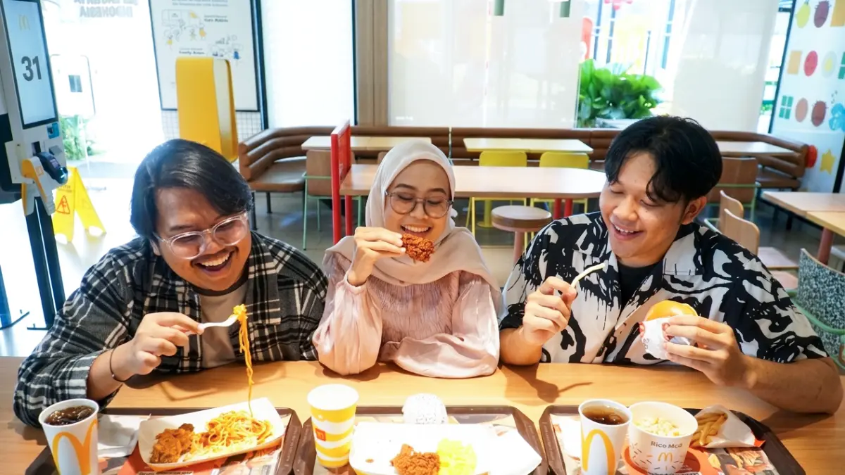 Pelanggan memesan Paket HeBat di restoran McDonald’s Indonesia. Paket menu mulai Rp20 ribuan itu menjadi strategi McD menarik pelanggan yang semakin selektif mengatur pengeluaran.