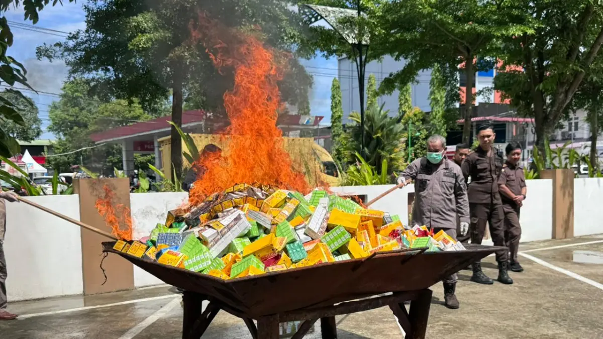 Pemusnahan sejumlah barang bukti oleh Kejari Pontianak, Kamis (7/5). (SITI/PONTIANAK POST)