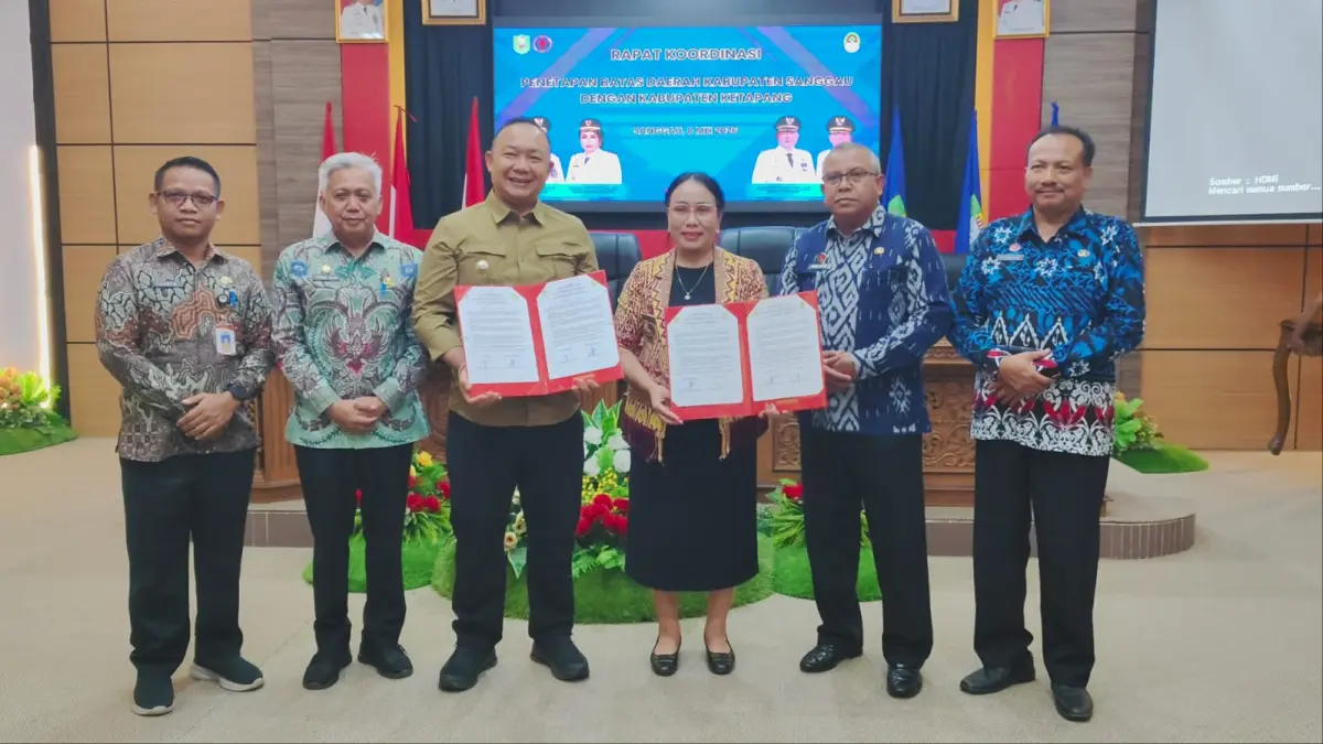 Penandatanganan berita acara sinkronisasi RTRW revisi batas wilayah Kabupaten Sanggau dan Ketapang di ruang rapat Bumi Daranante, Jumat (8/5). (ISTIMEWA)