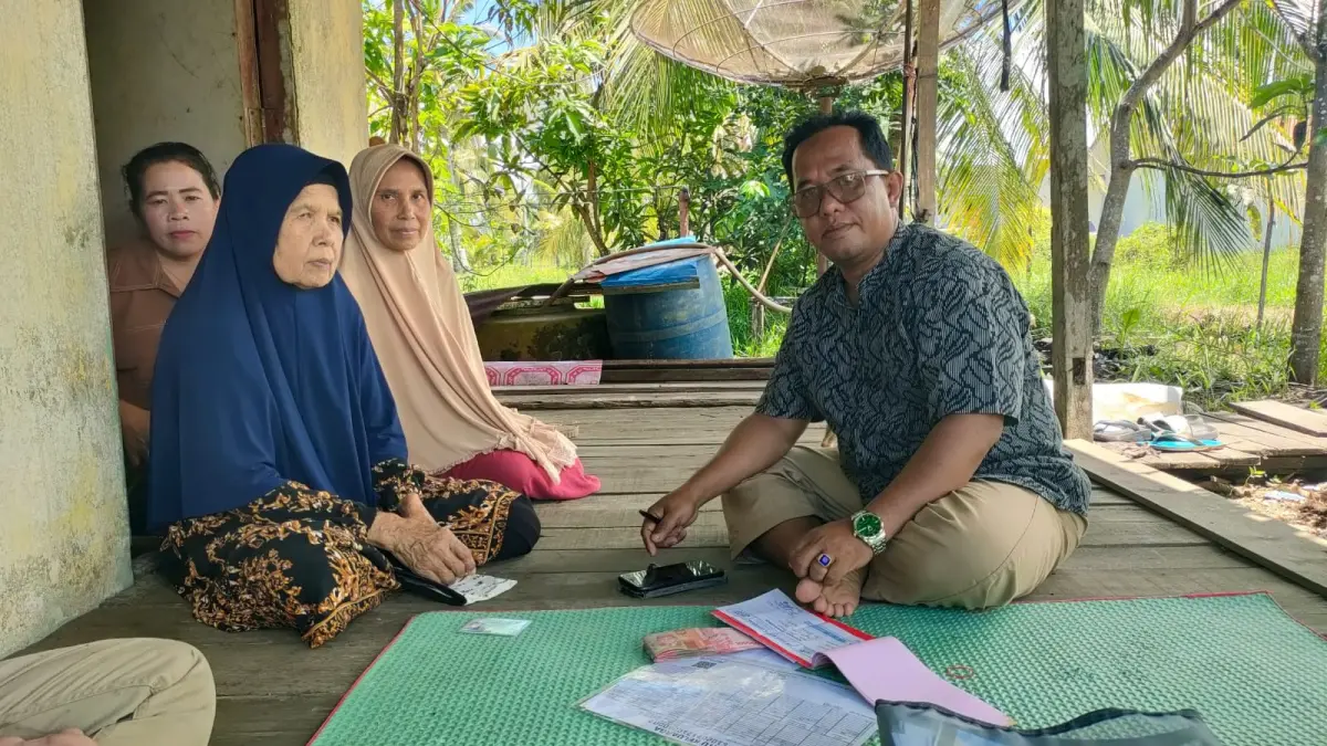 Rohani (kerudung biru) saat didatangi pihak travel umrah yang mengurus keberangkatannya ke tanah suci.