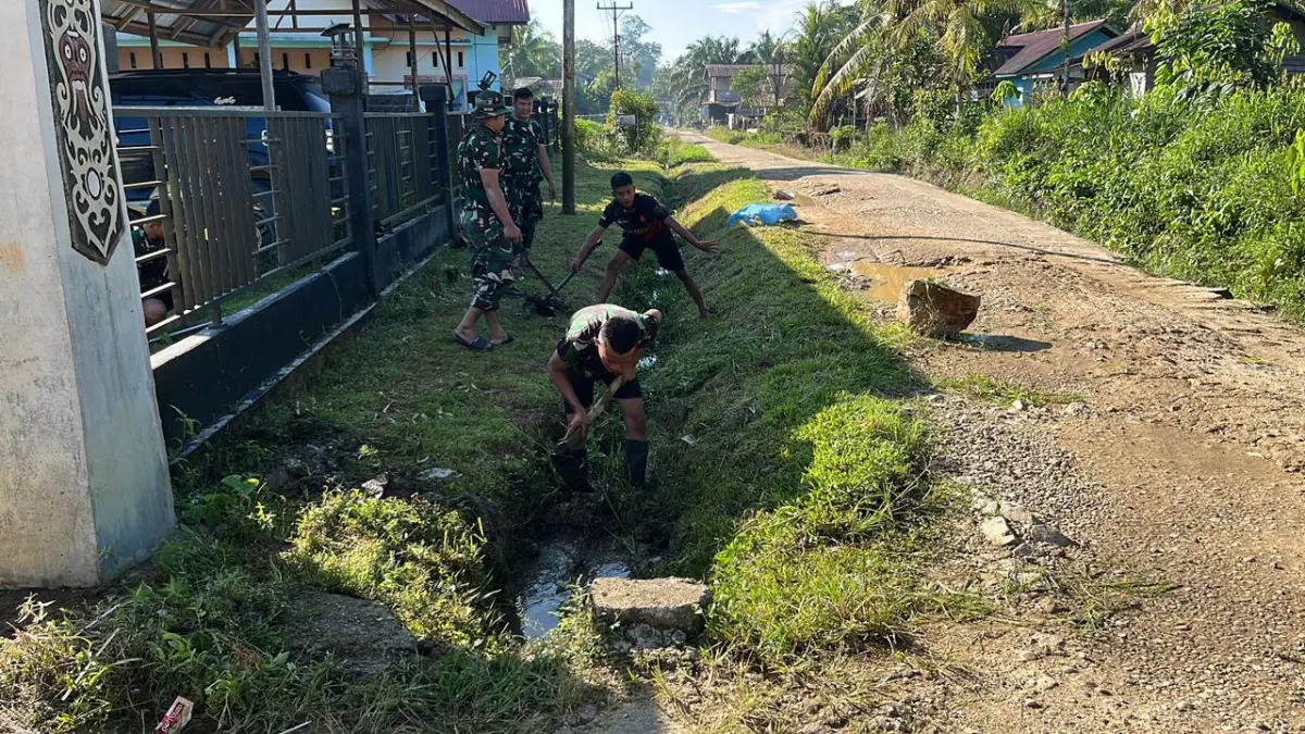Satgas TMMD Sanggau bersama warga menggelar kerja bakti membersihkan lingkungan desa sasaran. (KODIM SANGGAU)