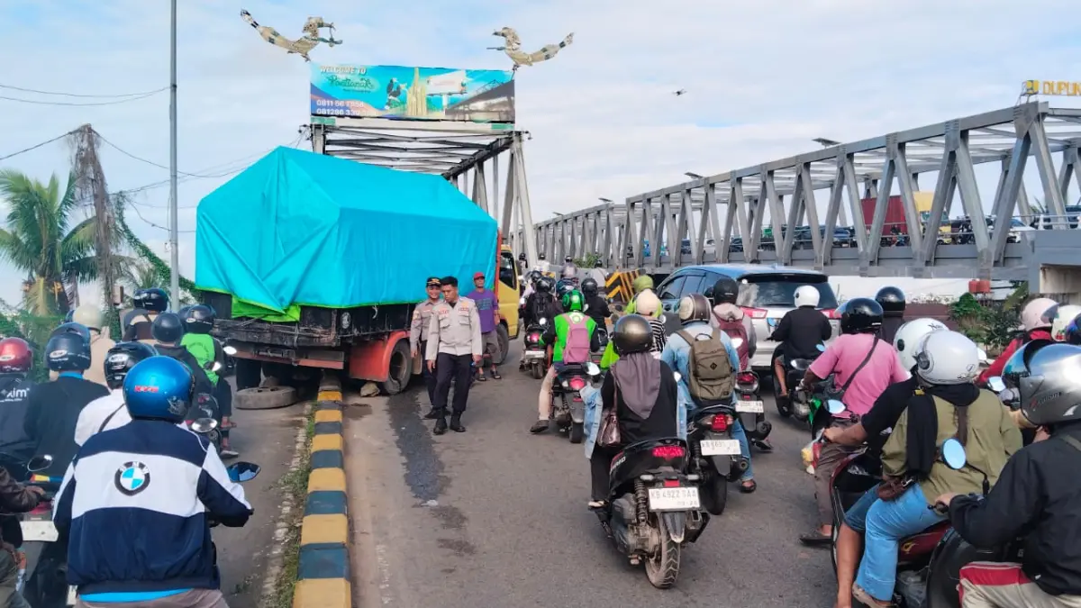 Sebuah Truk bermuatan pasir karang mengalami kecelakaan tunggal di kawasan Jembatan Kapuas 1, Pontianak, Jumat dini hari (8/5) Peristiwa tersebut sempat mengakibatkan kemacetan panjang di ruas Jalan Sultan Hamid II. (WANDI/PONTIANAK POST)